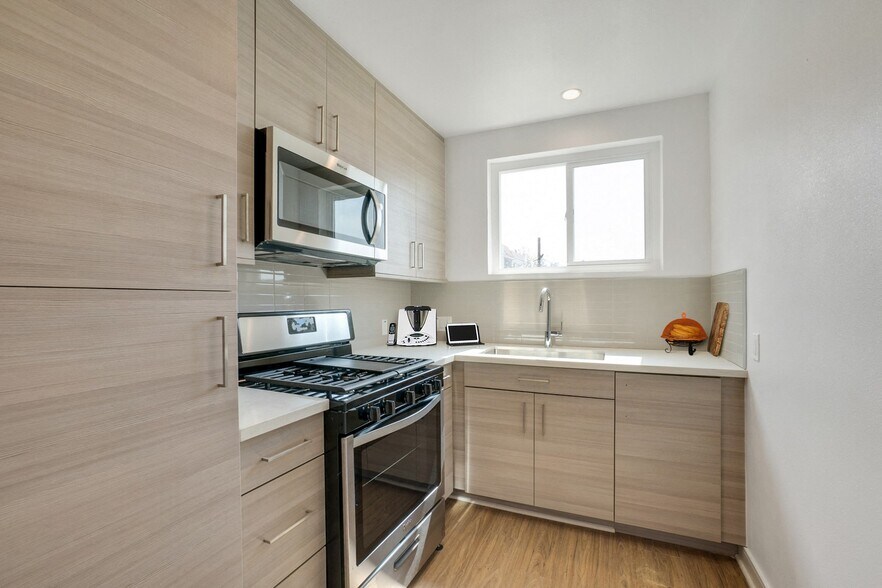 More Photos Of 700 S 6th St, Burbank Apartments For Sale