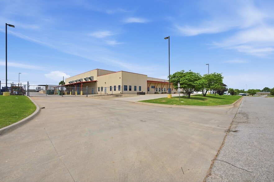 Primary Photo Of 3225 Melcat Dr, Oklahoma City Manufacturing For Sale