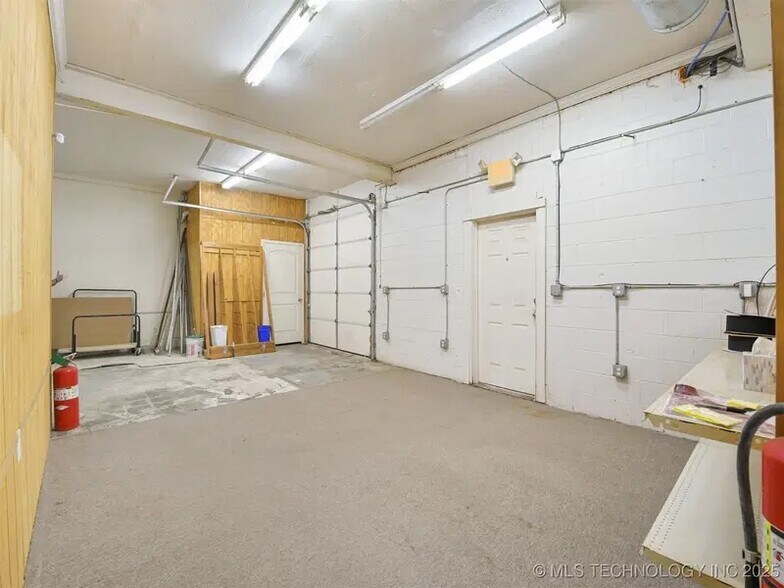 More Photos Of 600 N Commerce St, Ardmore General Retail For Lease