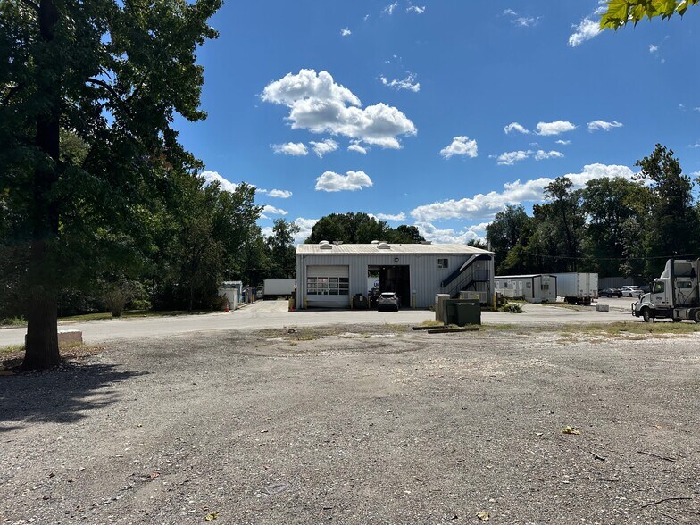 More Photos Of 8271 Brock Bridge Rd, Laurel Warehouse For Lease