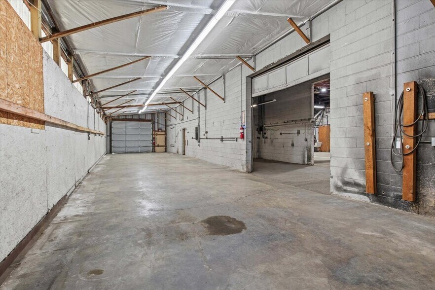 More Photos Of 890 N Main St, Independence Warehouse For Sale