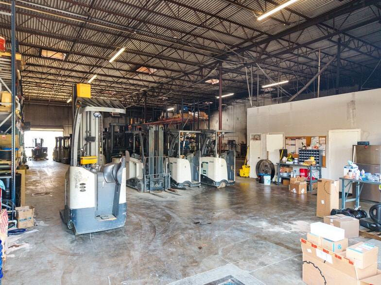 More Photos Of 13777 Bee St, Farmers Branch Warehouse For Lease