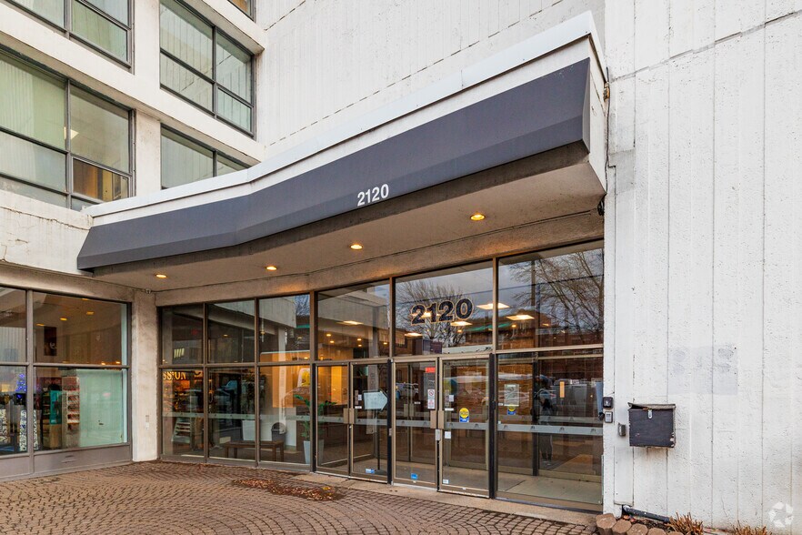 More Photos Of 2120 Rue Sherbrooke E, Montréal Office For Lease