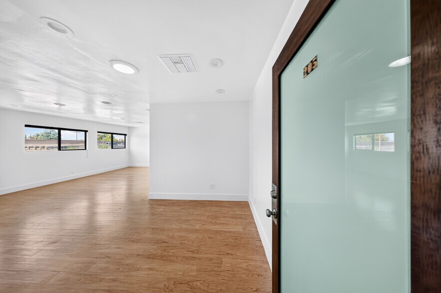 More Photos Of 19709 Ventura Blvd, Woodland Hills Office For Lease