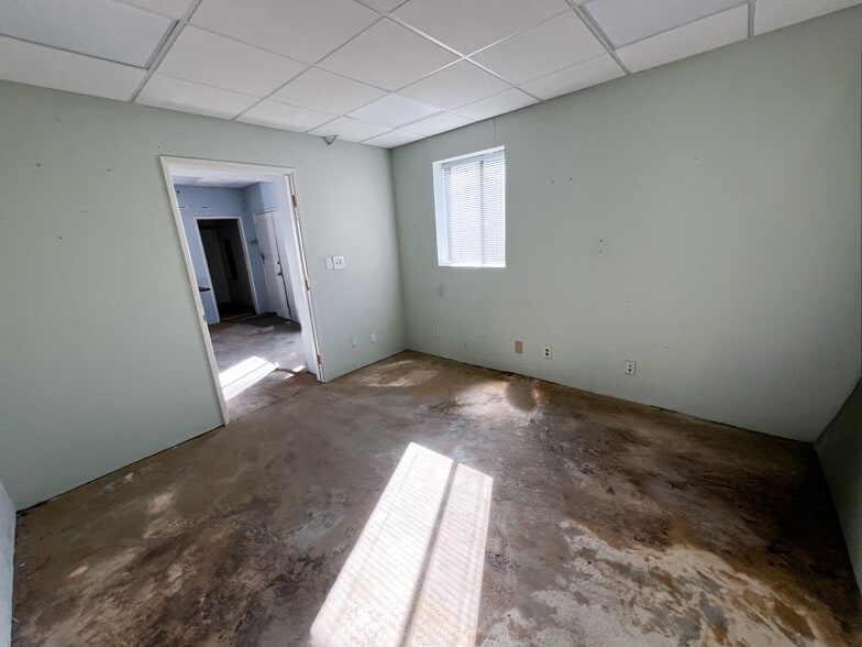 More Photos Of 3900 W Riverside Dr, Burbank General Retail For Lease