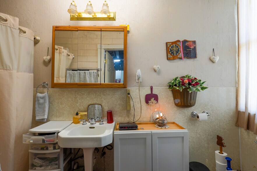 More Photos Of 1200 W Benedict St, Shawnee Office Residential For Sale