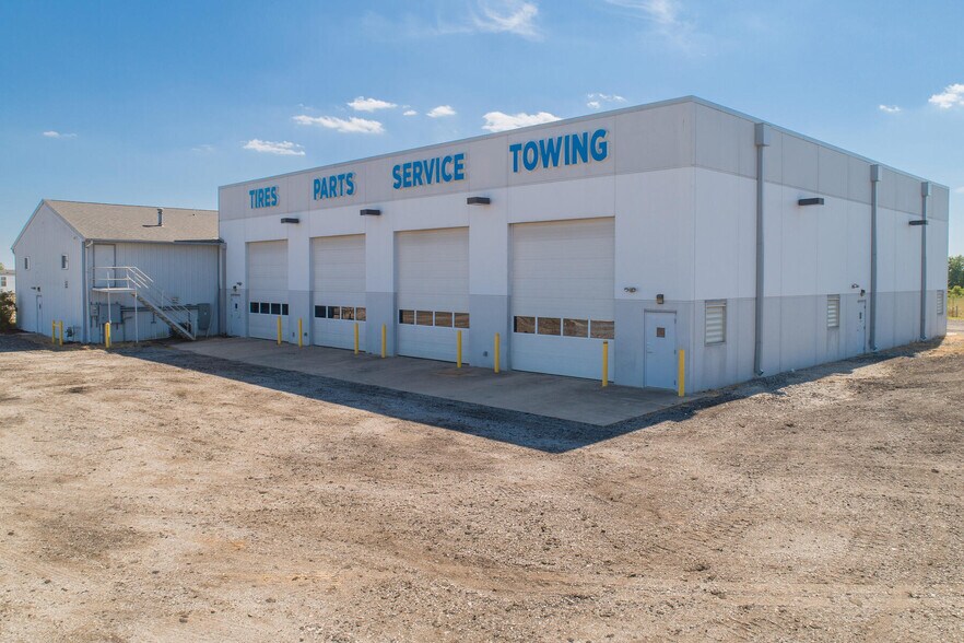 More Photos Of 1116 W County Road 450 N, Brazil Truck Terminal For Lease