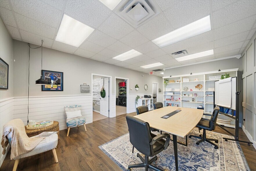 More Photos Of 202 N Rhodes Ave, Sarasota Office For Sale