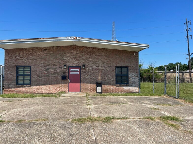More Photos Of 1123 N Carrollton Ave, Baton Rouge Warehouse For Lease