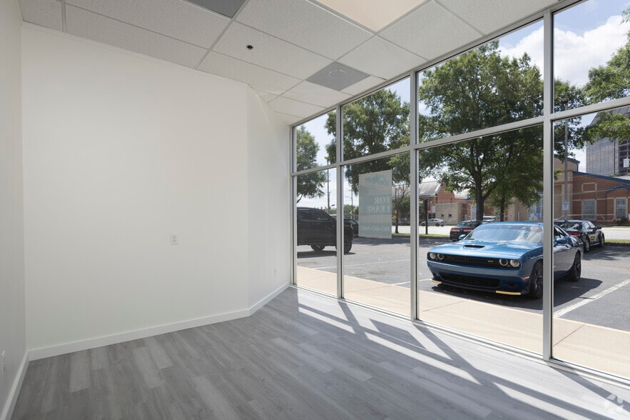 More Photos Of 2101 Main St, Columbia Freestanding For Lease