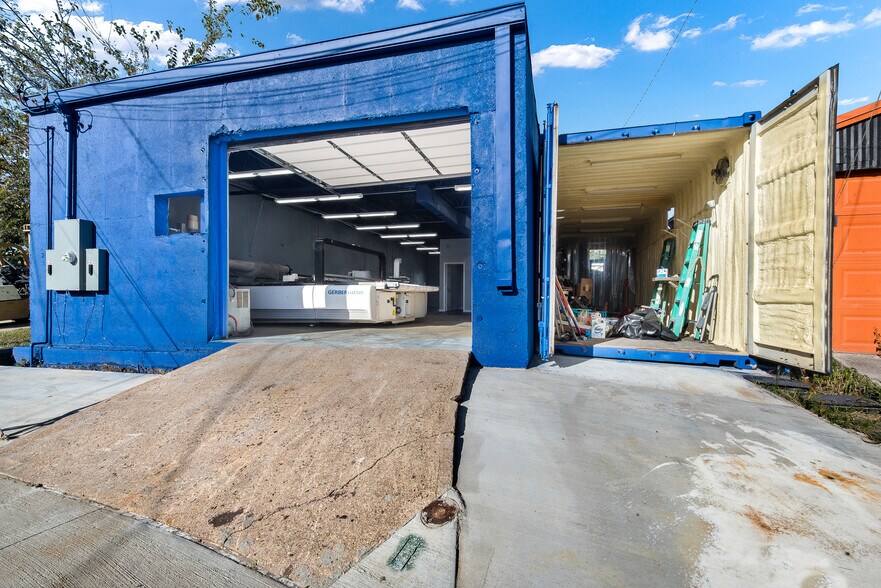 More Photos Of 224 Garvon St, Garland Warehouse For Sale