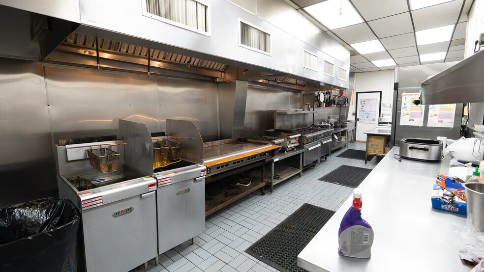 More Photos Of 6500-6502 Dixie Dr, Houston Bar For Sale