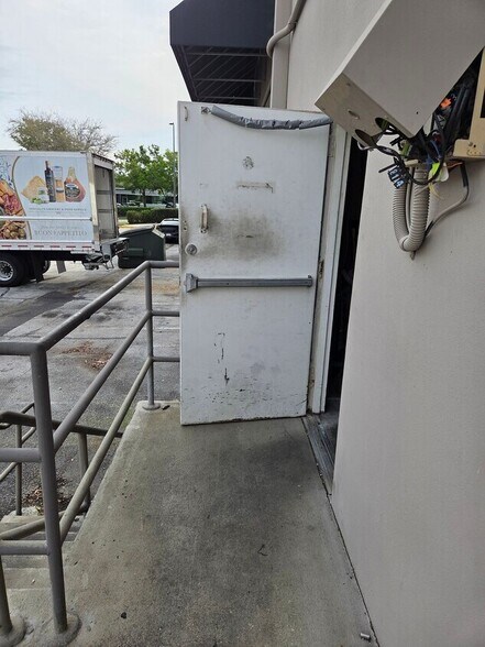 More Photos Of 7810 Kingspointe Pky, Orlando Warehouse For Lease