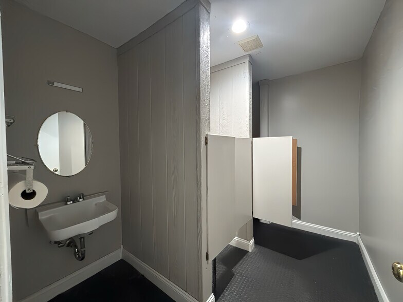 More Photos Of 1806 E 50th St, Texarkana Flex For Sale