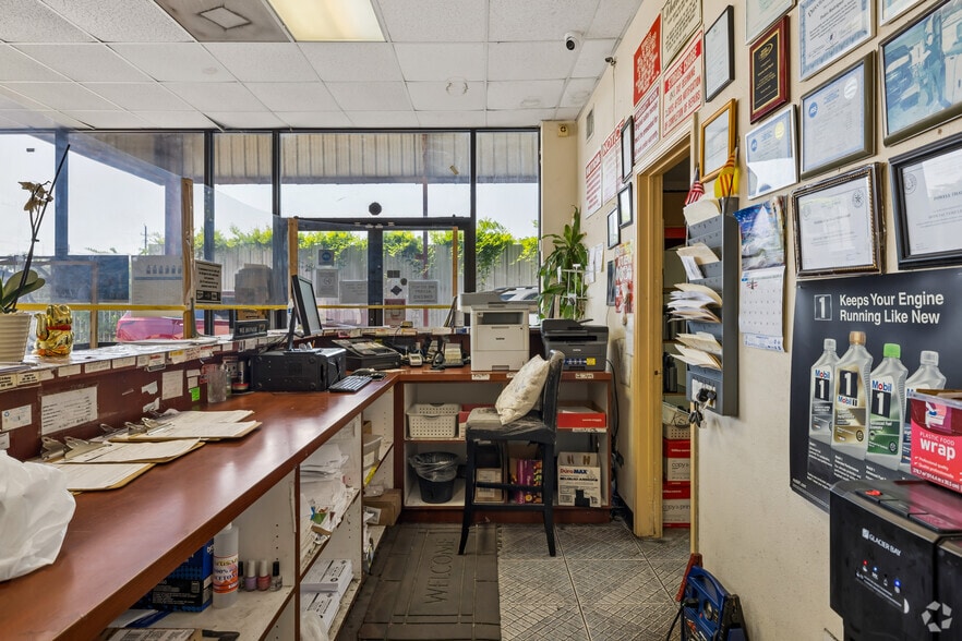 More Photos Of 11239 Veterans Memorial Dr, Houston Auto Repair For Sale