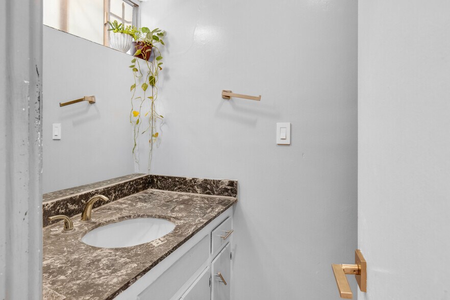 More Photos Of 939 Larrabee St, West Hollywood Apartments For Sale