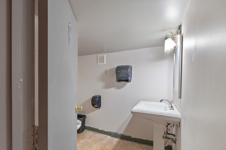 More Photos Of 194-198 Main St, Emmaus Restaurant For Sale