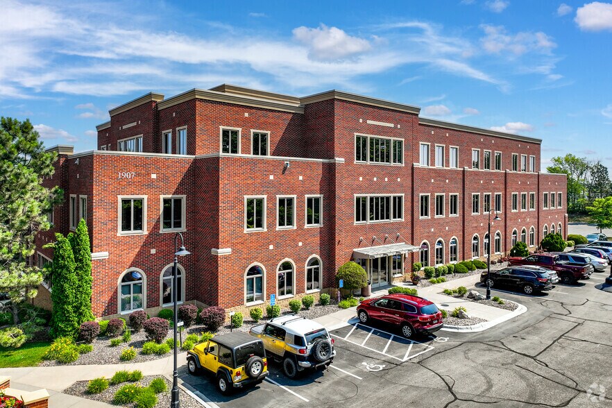 More Photos Of 1903-1907 E Wayzata Blvd, Wayzata Unknown For Lease