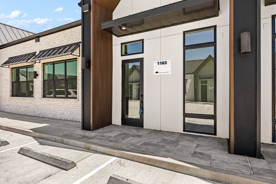 More Photos Of 1325 Main Street, Katy Medical For Sale