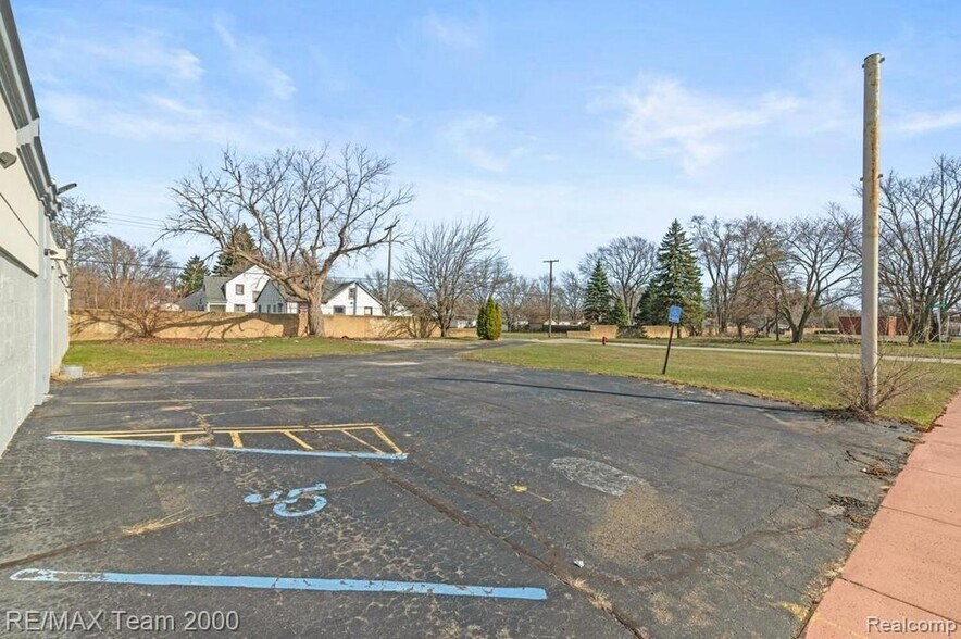 More Photos Of 5153 S Beech Daly St, Dearborn Heights Freestanding For Lease