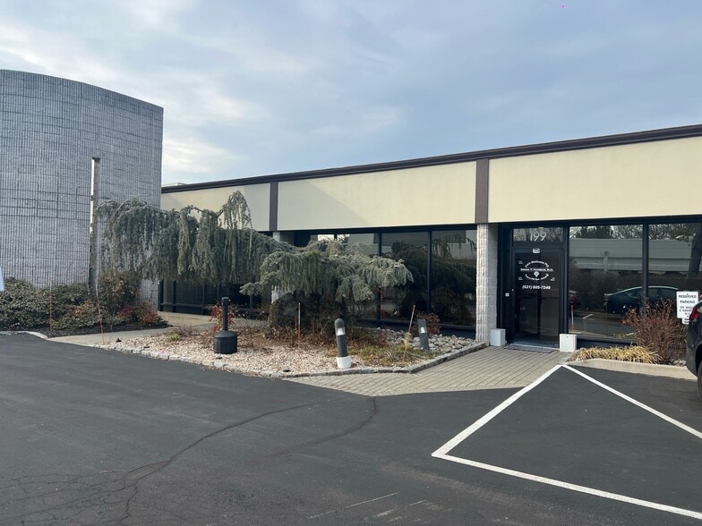 Primary Photo Of 185-205 Froehlich Farm Blvd, Woodbury Medical For Lease