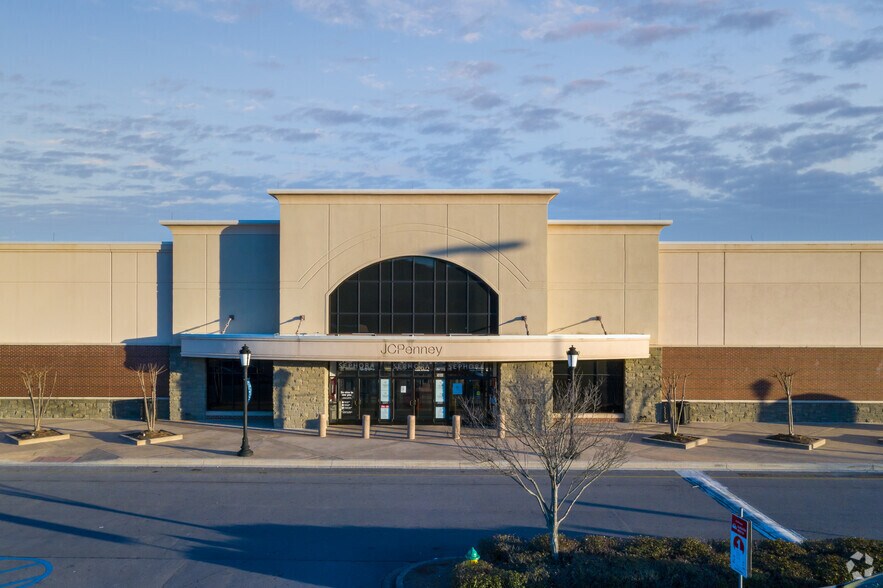 More Photos Of 5000-5084 Pinnacle Sq, Birmingham Storefront For Lease