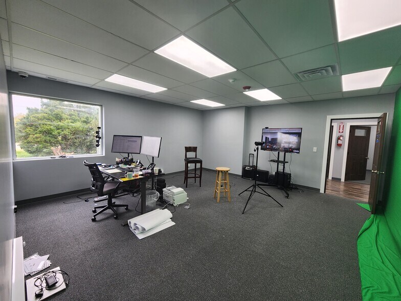 More Photos Of 1280-1330 Powis Rd, West Chicago Truck Terminal For Sale