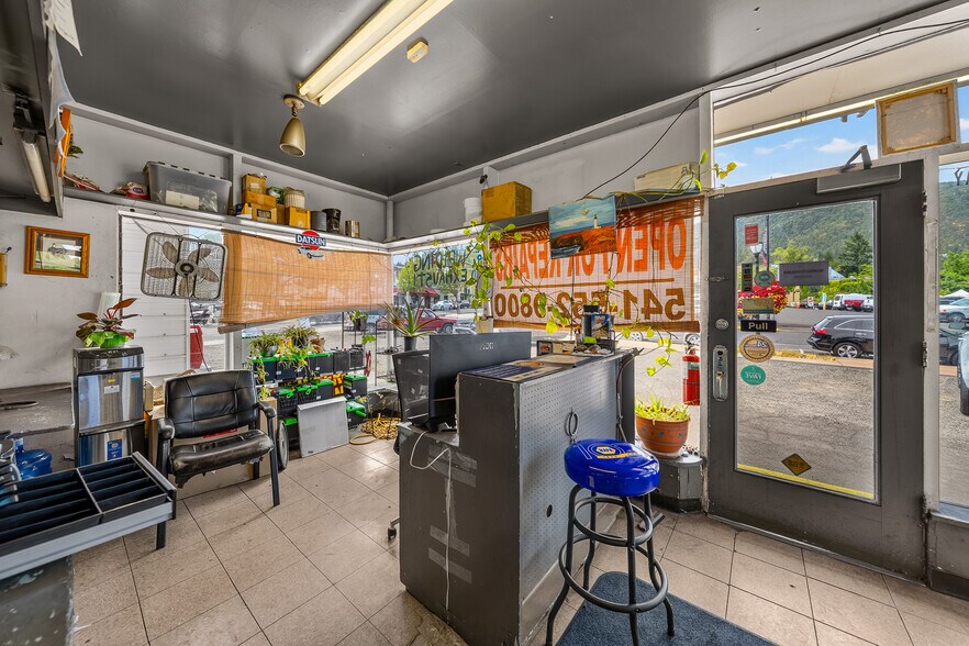 More Photos Of 75 Lithia Way, Ashland Service Station For Sale