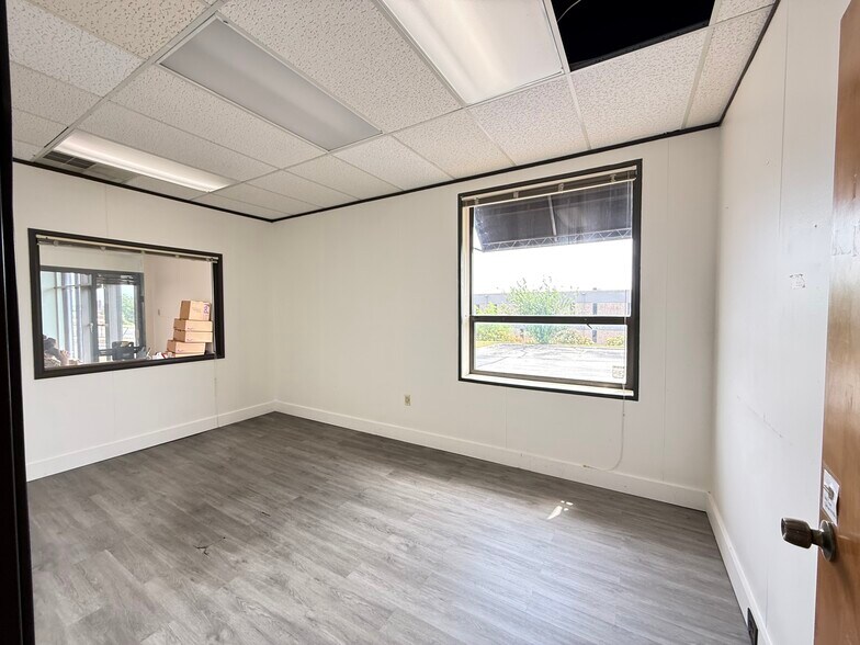 More Photos Of 1606 Headway Cir, Austin Light Manufacturing For Lease