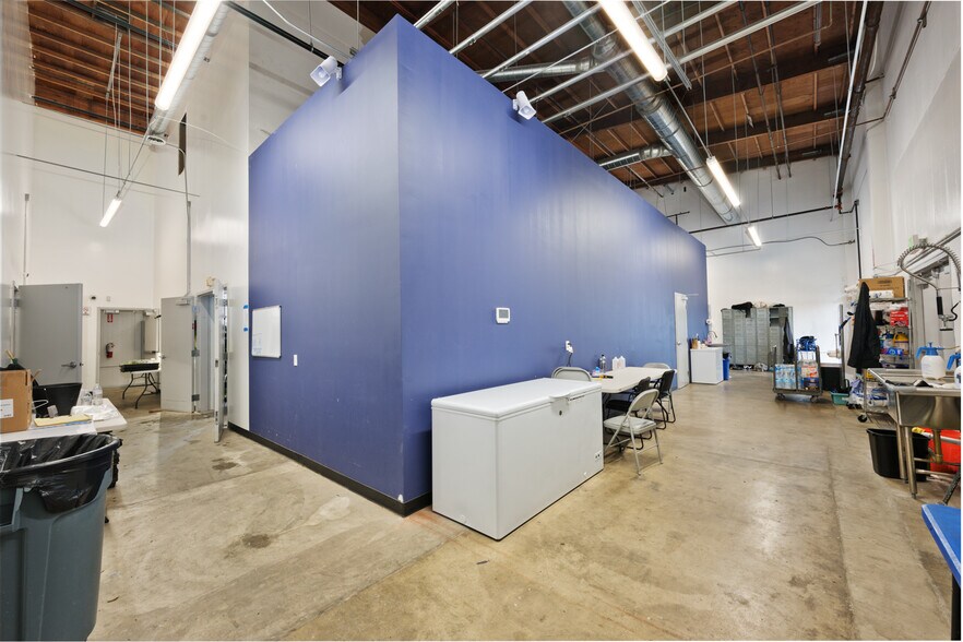 More Photos Of 4916 Cecilia St, Cudahy Warehouse For Lease