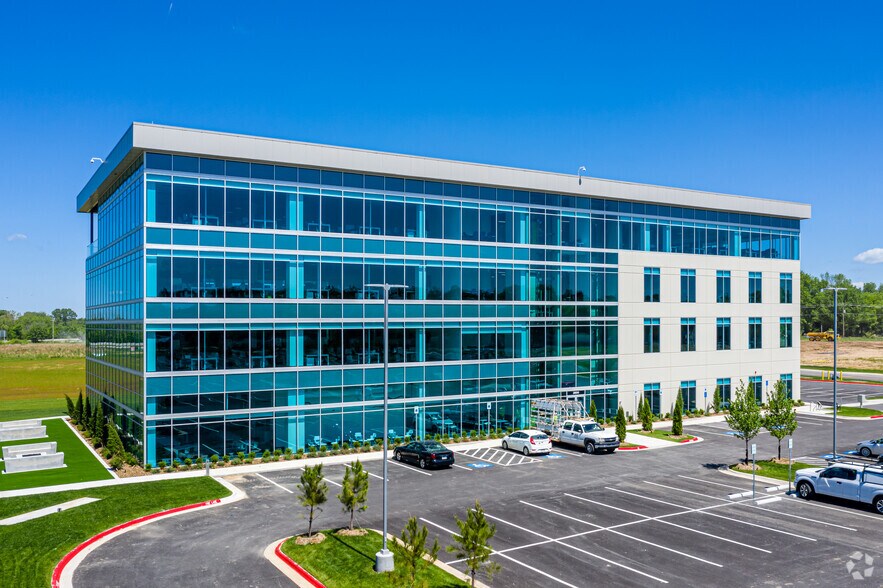 More Photos Of 2600 NE 11th St, Bentonville Office For Lease
