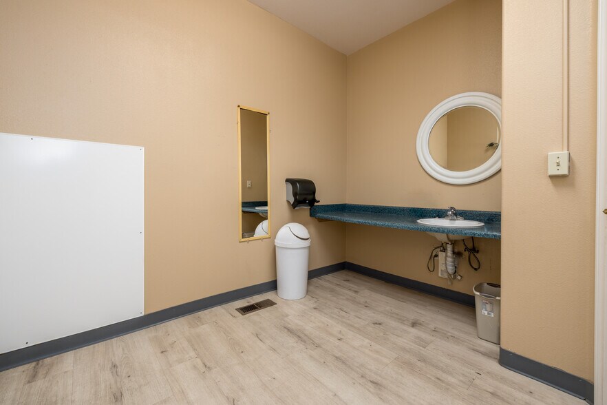 More Photos Of 2127 S Giddings St, Visalia Religious Facility For Lease