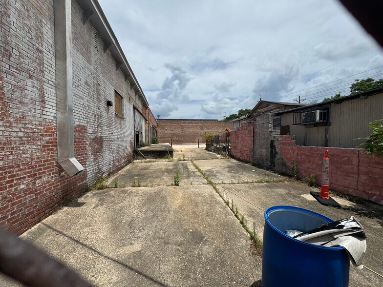 More Photos Of 1419 Julia St, Baton Rouge Warehouse For Sale