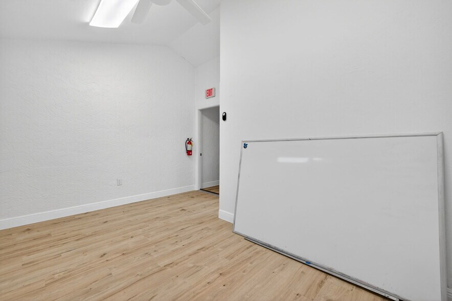 More Photos Of 5235 Ramsey Way, Fort Myers Office For Sale