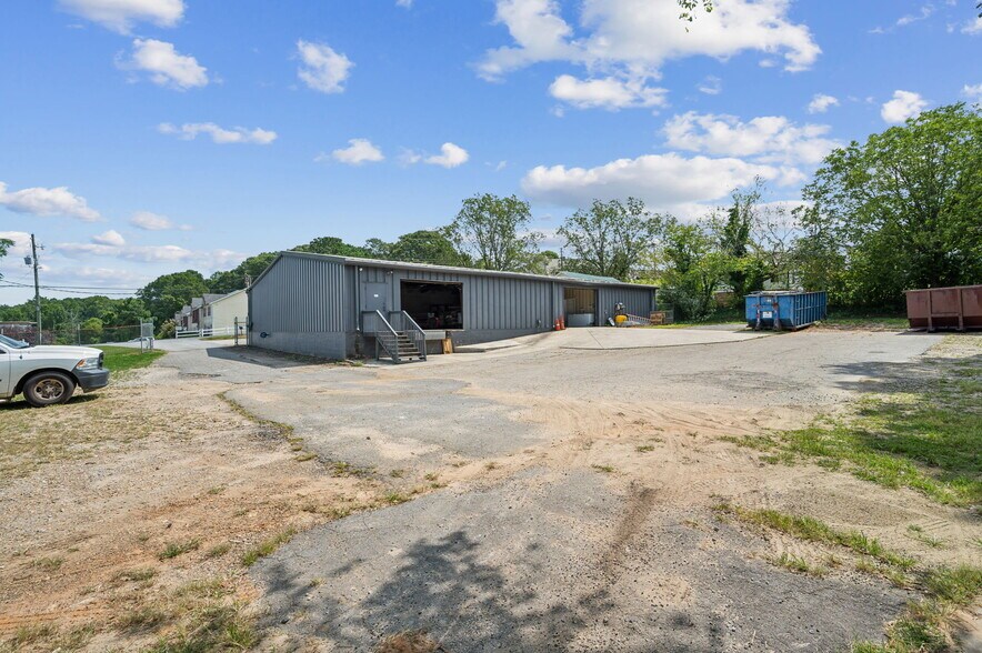 More Photos Of 4228 Main St, Oakwood Showroom For Lease