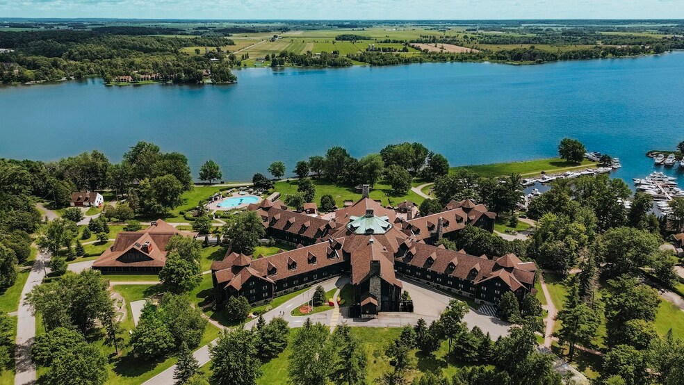 Primary Photo Of 392 Rue Notre-Dame, Montebello Hotel For Sale