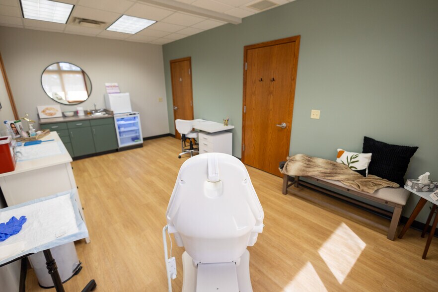 More Photos Of 1110 Oak Ridge Dr, Eau Claire Medical For Lease