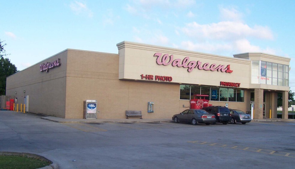 More Photos Of 2000 Garth Rd, Baytown Drugstore For Lease