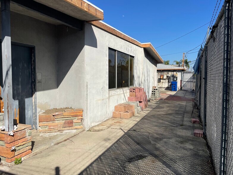 More Photos Of 10452 Magnolia Blvd, North Hollywood Storefront Retail Office For Sale