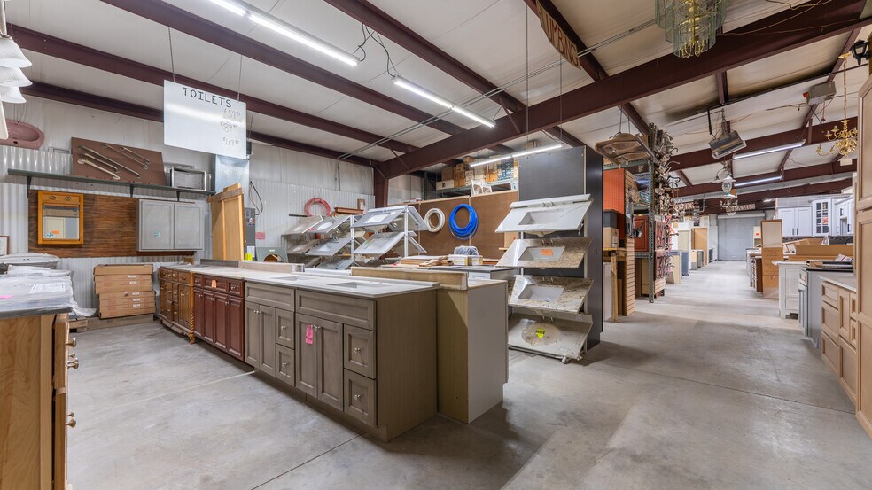 More Photos Of 19850 Houston Rd, Lebanon Showroom For Sale