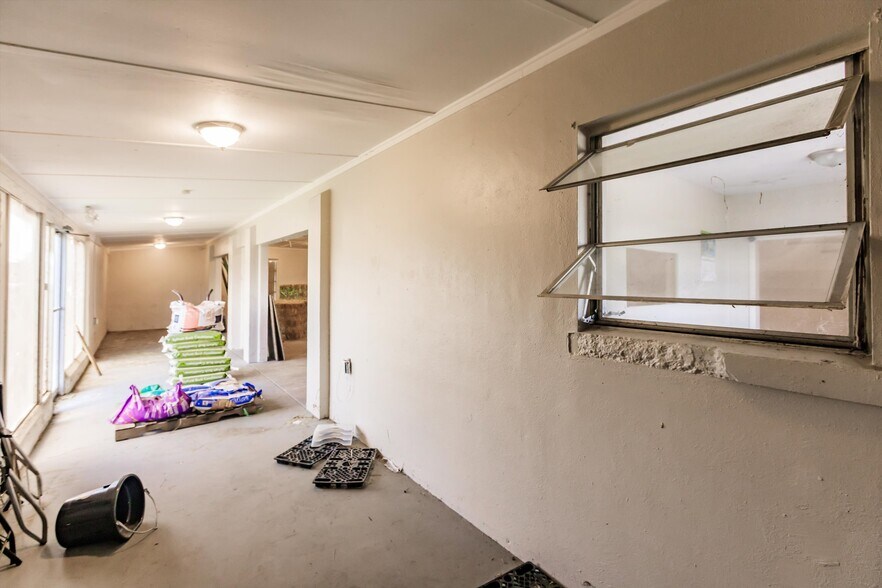 More Photos Of 19431 Palm Beach Blvd, Alva Flex For Lease