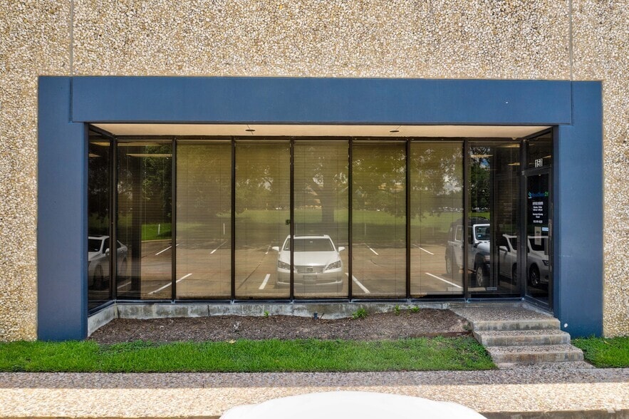 More Photos Of 19407 Park Row, Houston Warehouse For Lease