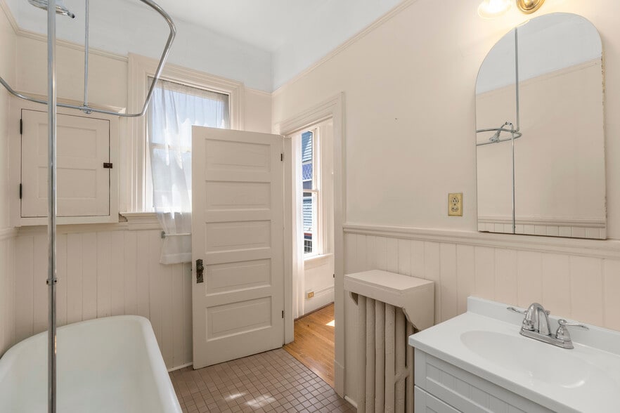 More Photos Of 714-716 NW 24th Pl, Portland Apartments For Sale