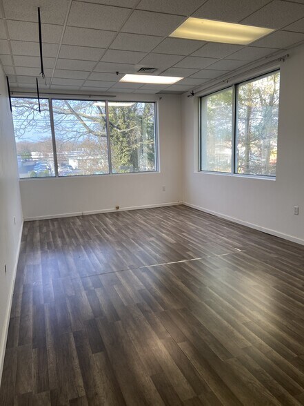 More Photos Of 610 Middle Country Rd, Saint James Auto Repair For Lease