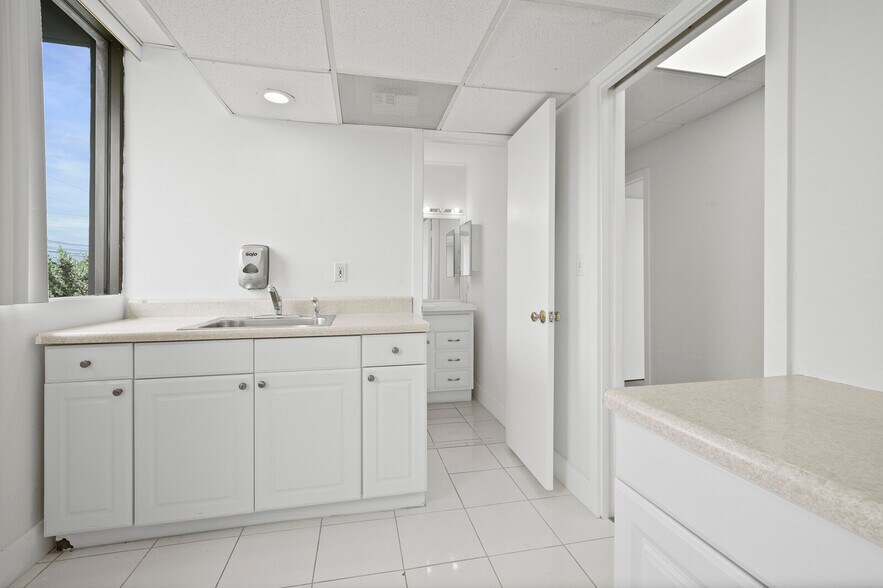 More Photos Of 4322-4334 E Tradewinds Ave, Lauderdale-by-the-Sea Loft Creative Space For Lease