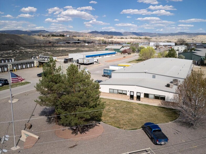 More Photos Of 400 Kristen Ct, Montrose Showroom For Lease