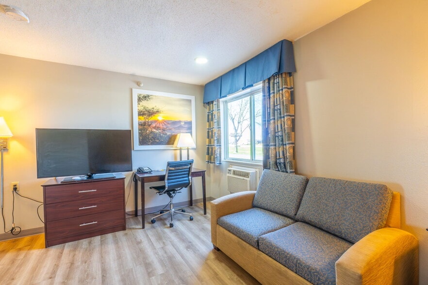 More Photos Of 3000 Singing Hills Blvd, Sioux City Hotel For Sale