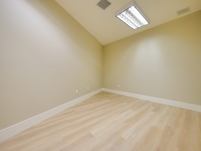 More Photos Of 450 S Lone Hill Ave, San Dimas Warehouse For Lease