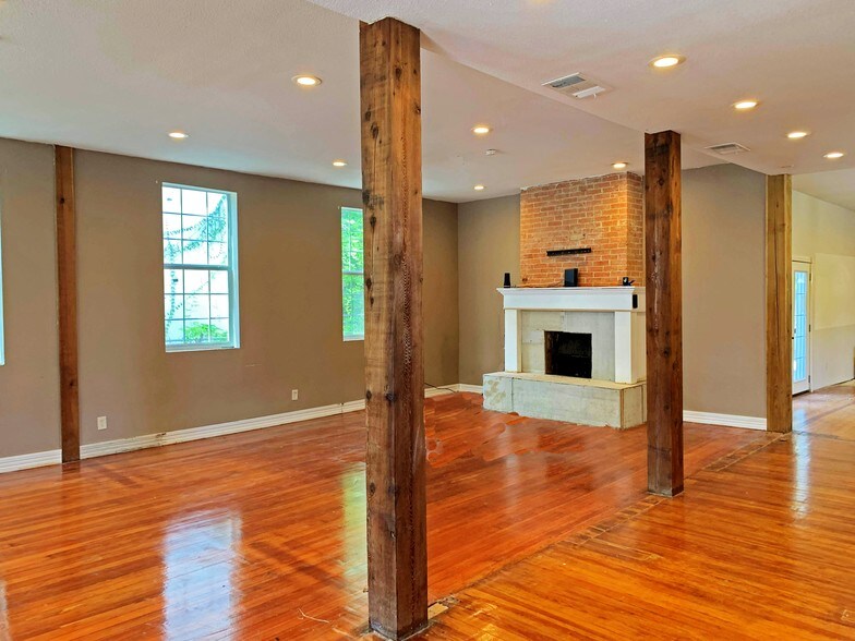 More Photos Of 127 Lewis St, San Antonio Office For Sale