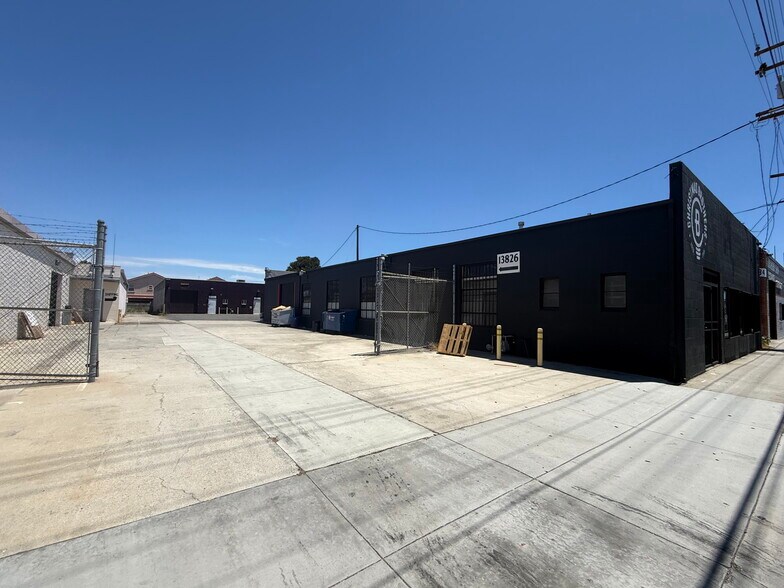 More Photos Of 13822-13826 Prairie Ave, Hawthorne Warehouse For Lease